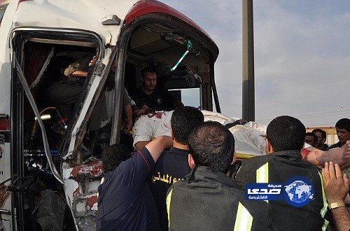 مدني الطائف ينجح بفك احتجاز شخص علق بشاحنة