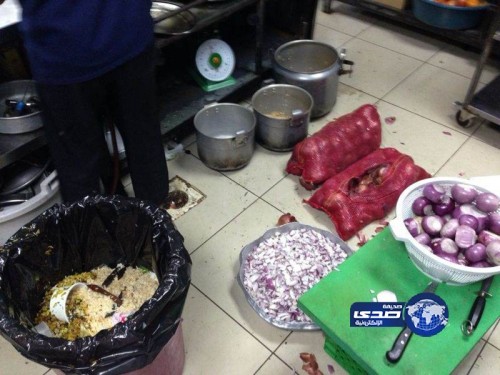 بالصور – إغلاق مطعمين شهيرة ومستودع اغذيه بخميس مشيط