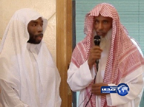 محاضر أمريكي بجامعة الإمام يعلن إسلامه بجاليات الروضة بالرياض