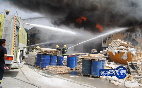 “مدني الرياض” يخمد حريقاً بمعمل دهانات على طريق الخرج