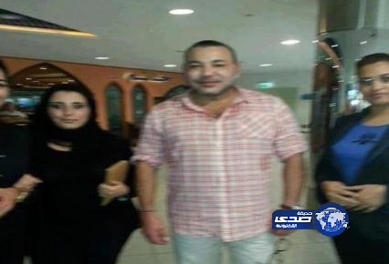 ظهور الملك المغربي في مجمع تجاري يحيطه عدداً من السيدات يثير مواقع التواصل