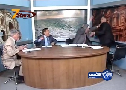 بالفيديو…عراك بالأيادي بين مؤيد ومعارض لسوريا على قناة سفن ستارز