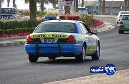 كويتي سكران خلع قميصه ومضى شبه عار يتجول في حديقة