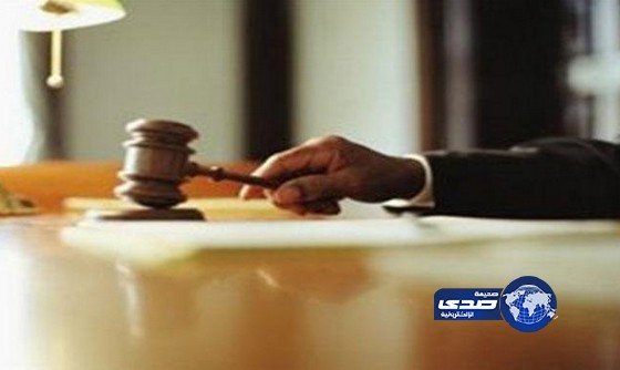 الحكم على أمريكي بحمل لافتة كتب عليها.. «غبي»