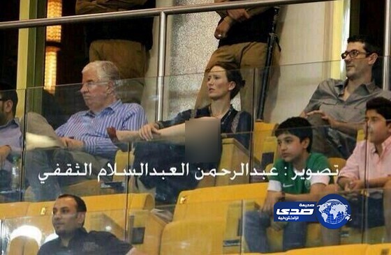 صورة من “اولها” لمشجعة “رجل فوق رجل” تثير مواقع التواصل الاجتماعي