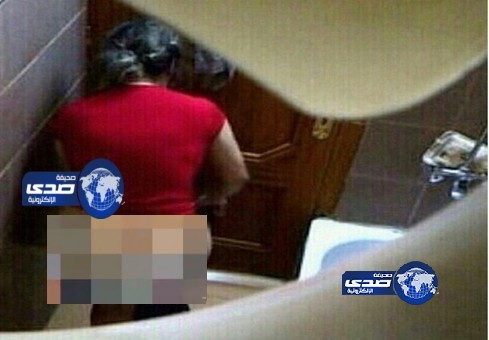مراهق يعاقب شقيقته بنشر صورها وهي تقضى حاجتها في دورة المياة!