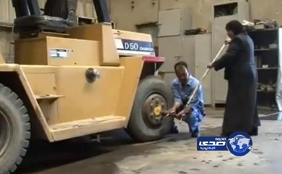 بالفيديو.. امرأة حديدية في العراق تصلح الآليات وتقود الشاحنات