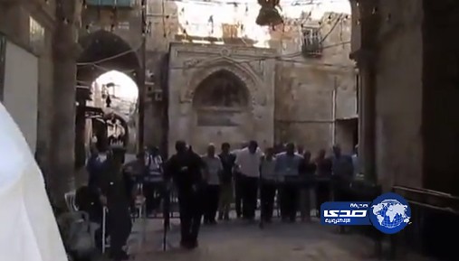 بالفيديو: يهود يتراقصون على أبواب المسجد الأقصى.. ورواد مواقع التواصل: العرب نيام!