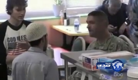 بالفيديو: جندي أمريكي يرد بغضب على شاب طلب منه عدم الشراء من «مسلم»