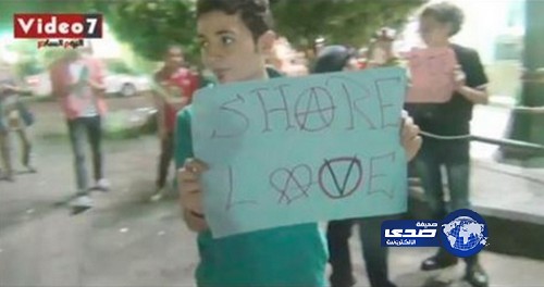بالفيديو.. شبان مصريون ينظمون حملة ”احضن ببلاش”!!