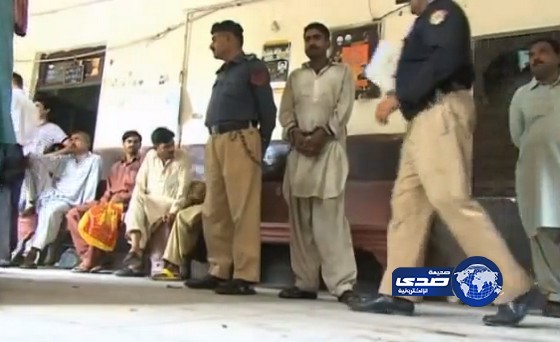 بالفيديو.. باكستاني يغرق ابنته في النهر عمداً لرغبته بولد