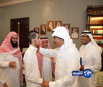 بالصور.. مشاري بن سعود يستقبل شاباً زاره بالمستشفى أثناء غيبوبته ودعا له بالشفاء