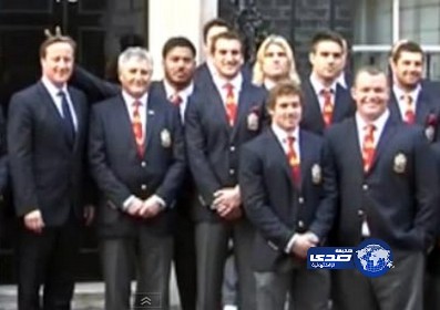 بالفيديو.. لاعب بريطاني يقوم بحركة مسيئة من خلف رأس رئيس وزراء بلاده ديفيد كاميرون