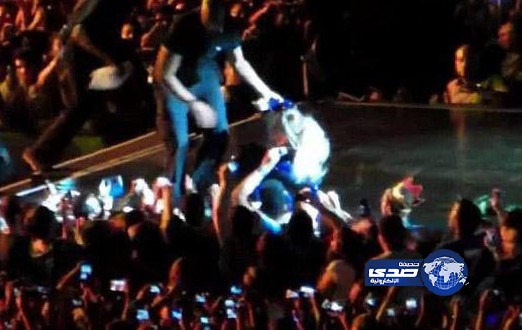 بالفيديو.. معجب يهجم على بيونسيه ويسقطها من فوق المسرح