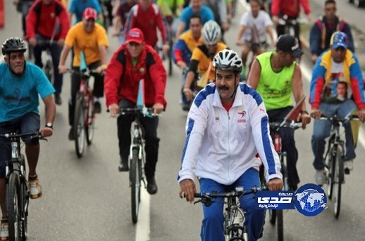 بالفيديو.. الرئيس الفنزويلي يسقط عن دراجته أمام الجمهور