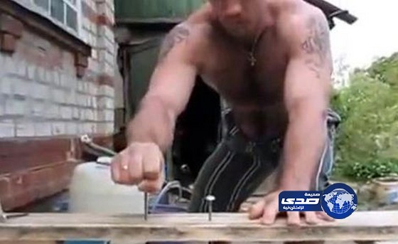 بالفيديو.. أوكراني يطرق المسامير بيده العارية وينال لقب ” الرجل المطرقة “