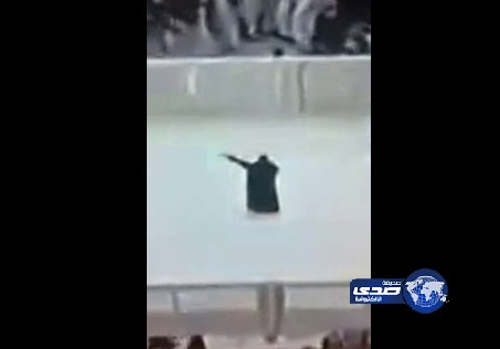 فيديو طريف لسيدة في الحرم المكي تلوح لبناتها ليشاهدنها في التلفزيون