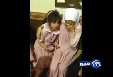 ردود فعل واسعة في الكويت بعد ظهور فيديو لمعلمة تسخر من دموع طالبة صغيرة وتشتمها