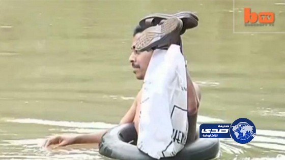 بالفيديو.. معلم يذهب يومياً للمدرسة ..سباحة!