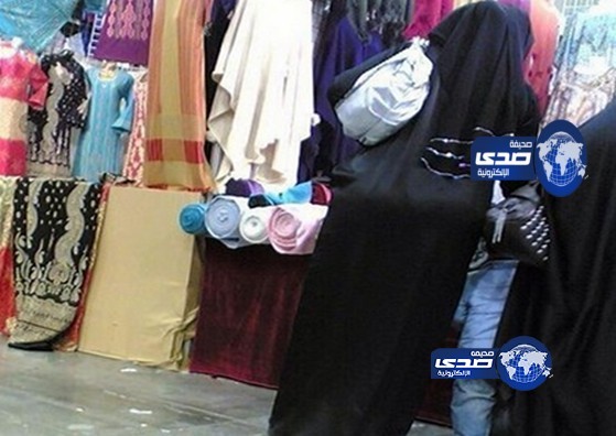 شاب يضبط شقيقته تتبادل الأحاديث والضحك مع متسوق في مجمع تجاري