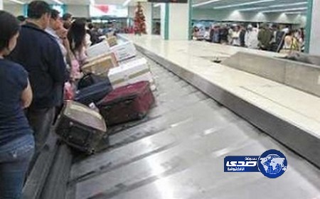 وفاة طفل نسياه والداه على “حزام الحقائب”