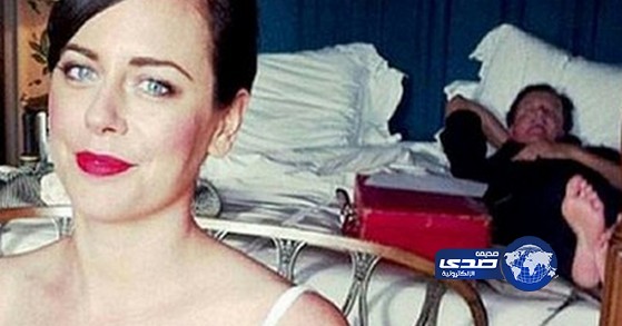 صورة كاميرون وهو نائم على سرير وفتاة تثير ضجة في بريطانيا