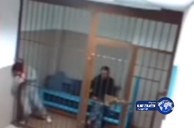 بالفيديو.. امرأة روسية حاولت الهروب من السجن فعلق رأسها بين القضبان الضيقة