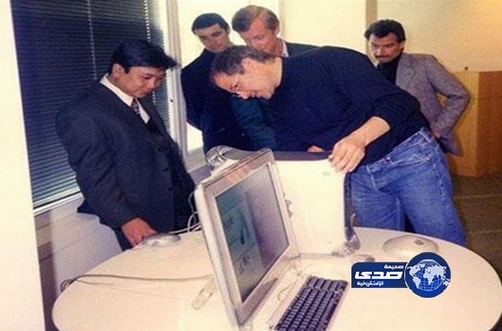 صورة نادرة لمؤسس شركة آبل يركب أحد أجهزة ماكنتوش في مكتب الأمير الوليد بن طلال !