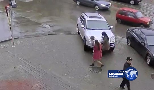 بالفيديو : غباء امرأة اخطأت بين الفرامل ودواسة الوقود يؤدي لسحق فتاتين