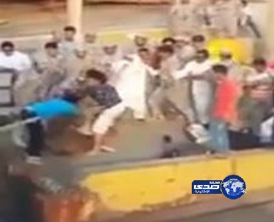 بالفيديو : مشاجرة بين رجال الأمن وشباب حاولوا تعطيل &#8220;عبّارة&#8221; بميناء فرسان