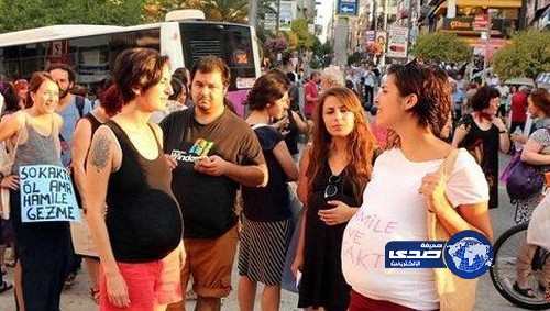 تركيات حوامل يتظاهرن ببطون عارية اعتراضا على فتوى