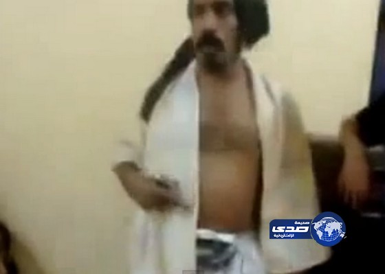 بالفيديووالصور: مسجون مسلح يقتحم “سجن المدينة” ويدعي حمله لـ “حزام ناسف”