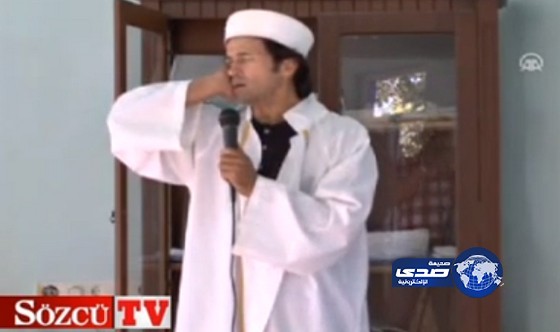 بالفيديو: إمام مسجد تركي يقدم أغاني دينية على أنغام موسيقى الروك