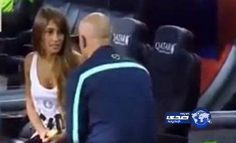 بالفيديو.. مدرب حراس برشلونة يتحرش بصديقة ” ميسي “