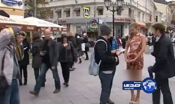 شابة روسية تستعرض بفستان من لحم الخنزير بهدف التحذير من تناول اللحوم