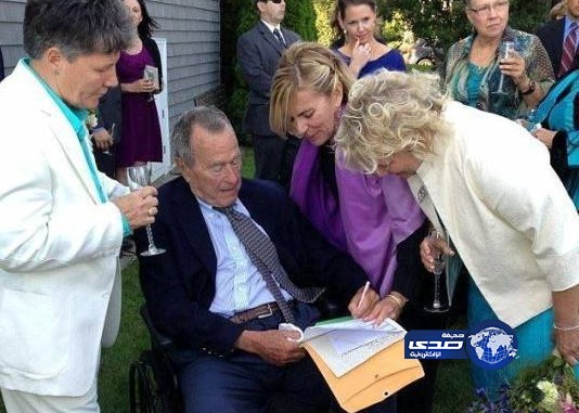 بوش الأب يشهد على عقد زواج مثليتين