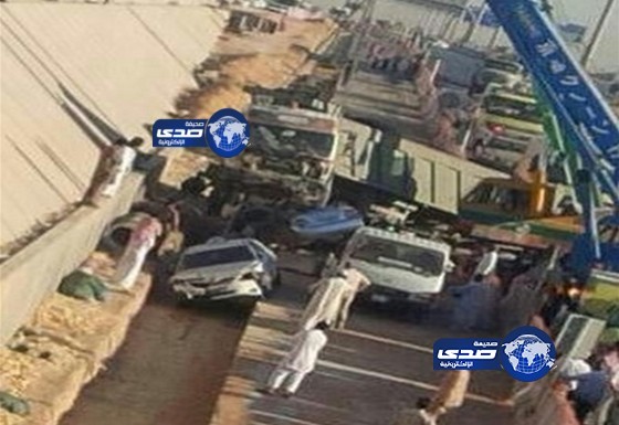 شاحنة تقسم كامري الى شقين ووفاة اثنان في حادث مروري امام بوابة اسكان الحرس الوطني