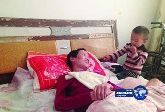 بالصور.. مشهد مؤثر لطفل يمضغ الطعام ليضعه في فم أمه المصابة بـ «الشلل»