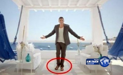 بالفيديو.. “شبشب” عمرو دياب يثير سخرية جمهوره