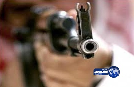 شاب يطلق النار على أمه وزوجته وشقيقته