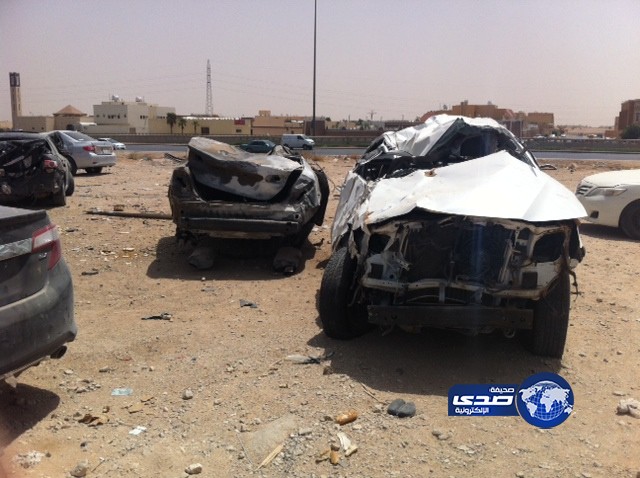 وكالة سيارات بغرب الرياض تحول الأراضي المحيطة بها الى مواقف للسيارات التالفة