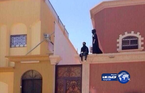 بالصور – فتاتان على “سور” تستنفران الجهات المختصة بتبوك