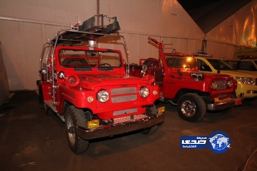 “الدفاع المدني” يستعرض أولَ عربتي إطفاء في تاريخه في سوق عكاظ