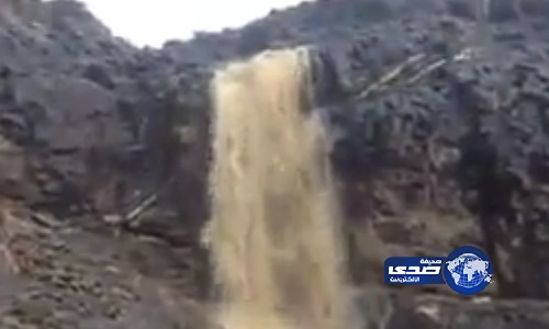 بالفيديو – صاعقة رعدية تفاجئ مصوراً أثناء توثيقه لأمطار ينبع