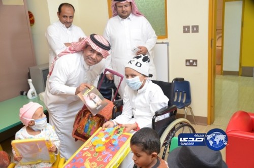 متعافو جمعية السرطان يزورون مرضى مدينة الملك فهد