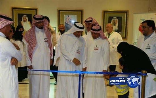 د.الطويرقي يفتتح معرض التوعية الصحية بتخصصي الملك خالد للعيون