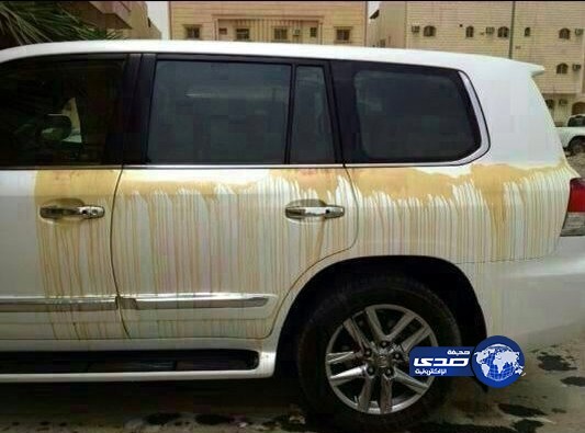 مجهولون يسكبون “الأسيد” على لكزس بـ”عزيزية الرياض”