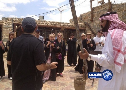 وفدٌ سياحي أوروبي يزور قرية “آل عليان” في الجنوب