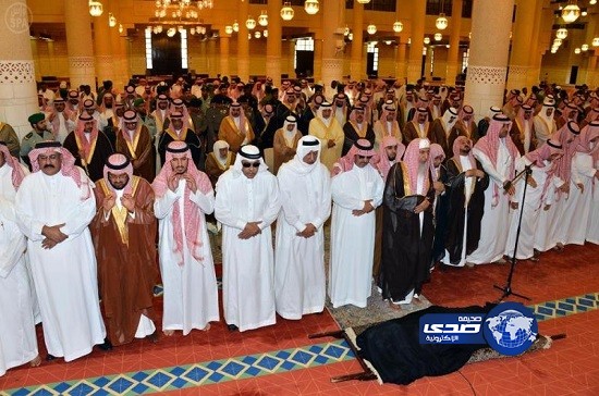 سمو النائب الثاني يؤدي صلاة الميت على سمو الأميرة منيرة بنت محمد بن تركي