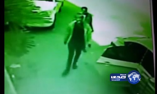 بالفيديو – 4 لصوص يسرقون 55 ألف ريال من سيارة بـ “الرياض”